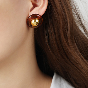 Boucles d'oreilles en résine multicolores pour femmes |   Acier inoxydable plaqué or 18K PVD |   Imperméable, hypoallergénique et résistant à la décoloration - Product Image 5