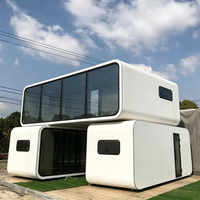 Capsule de glamping avec vue panoramique et grandes fenêtres, idéale pour les sites de beauté en montagne