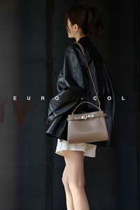 حقيبة يد فاخرة من الجلد الطبيعي المحبب بتصميم أسطواني مع قفل معدني دوار - Product Image 4