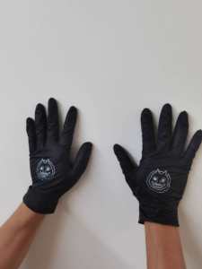 قفازات نيتريل للاستخدام مرة واحدة للصالونات التجميلية والوشم، خالية من المسحوق واللاتكس، بطول 9 بوصات وسمك 3 ميل، باللونين الأسود والأزرق، مع إمكانية طباعة شعار مخصص - Product Image 4