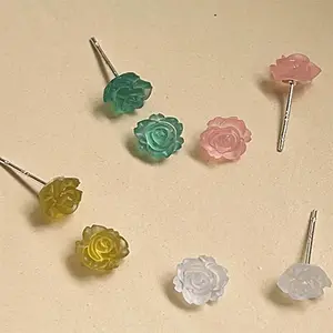 2024 nuovo Mini rosa colorata alla moda orecchini a forma di fiore per le donne lega di rame orecchini dolci all'ingrosso