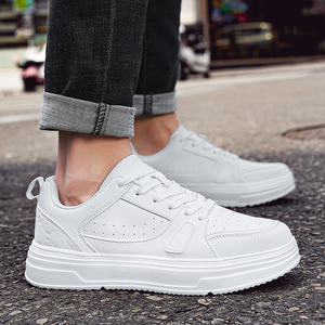 รองเท้ากีฬาผู้ชายแฟชั่นนำเทรนด์ ดีไซน์กันลื่น เหมาะสำหรับเดิน วัสดุหนังไมโครไฟเบอร์ พื้นรองเท้า PU พื้นรองเท้าด้านนอกยางพลาสติก - Product Image 4
