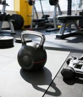 Kettlebell en acier Doublewin - Kettlebell portable et durable de couleur noire pour l'exercice à domicile, la salle de sport, la remise en forme et l'entraînement de force (2 kg-20 kg)