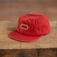 Nieuwe design flatbill 100% katoen 5-panel custom geborduurde logo rode ongestructureerde snapback cap voor huwelijksjubileum cadeau
