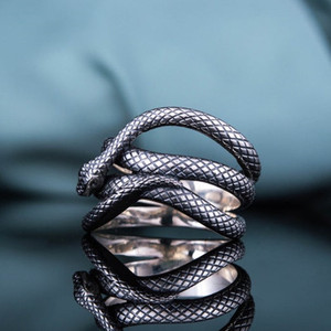 Anello Vintage a Forma di Serpente Unisex, Design in Tono Argento, Gioiello di Moda per Uso Quotidiano - Product Image 4