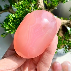 Pierre précieuse naturelle de haute qualité en agate rose gelée, façonnée à la main, pour cadeaux ou décoration, technique de polissage. - Product Image 4