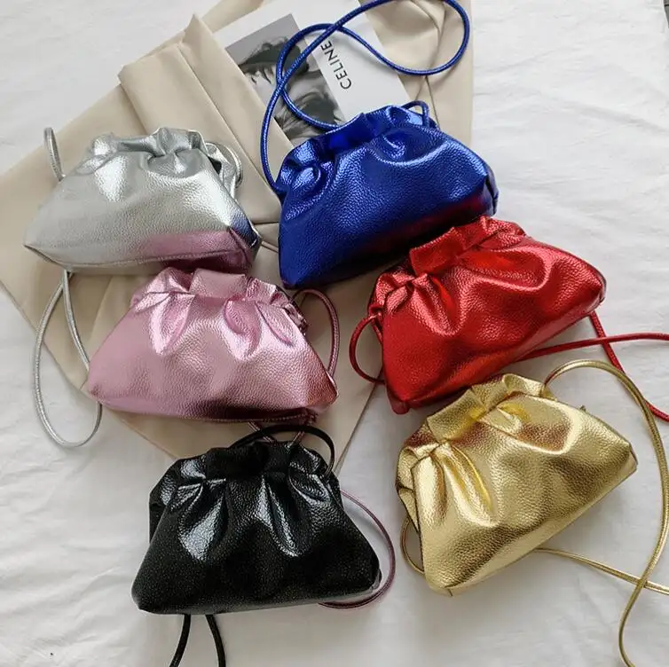 Kadınlar için lüks altın bulut çanta deri Hobos Retro bulut Crossbody çanta küçük telefon çantası tasarım debriyaj kadın Bolsa