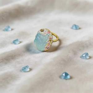 Vente en gros de pierres brutes naturelles de cristal, d'aigue-marine et de tourmaline pour bagues. Bagues électroplaquées uniques et élégantes - Product Image 4