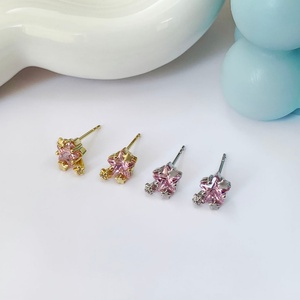 ต่างหูแบบติดหูรูปดาวประดับเพชรคิวบิกเซอร์โคเนียสีชมพู ดีไซน์น่ารัก ชุบทอง 18k สำหรับผู้หญิง ประจำฤดูร้อนปี 2025 - Product Image 3