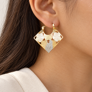 Orecchini a Cerchio Triangolari Traforati a Rosa per Donne, Gioielli Eleganti e alla Moda Multicolore - Product Image 2