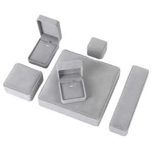 Boîte à collier <span class=keywords><strong>de</strong></span> <span class=keywords><strong>bijoux</strong></span> <span class=keywords><strong>de</strong></span> <span class=keywords><strong>luxe</strong></span> écologique en velours arrondi personnalisé Boîte <span class=keywords><strong>de</strong></span> rangement pour bague et bracelet en daim Boîte d'emballage cadeau avec pendentif - Product Image 5