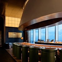 Ensemble de bar moderne de luxe avec tabourets en cuir vert et comptoir en bois massif incurvé pour utilisation en restaurant