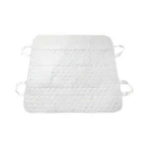 家庭のヘルスケアを支援するための4つの便利なハンドルを備えた洗える再利用可能な防水尿ベッドパッド