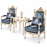 Ensemble de fauteuils en bois blanc doré de style baroque français, ensemble de table d'appoint de luxe en soie bleue jacquard, 3 pièces pour salon