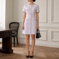 Robe en tweed pour femme, lilas lavande, mini, manches courtes, avec bordure tressée, six boutons argentés, quatre poches
