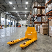 Transpalette Électrique TOSO pour Manutention de Matériaux en Entrepôt, 2 Tonnes, Entièrement Électrique, Alimenté par Batterie Lithium-Ion, Utilisation Intérieure/Extérieure 1
