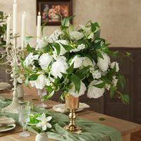 Composition florale artificielle blanche et verte romantique de taille moyenne pour mariage, avec rhododendrons et delphiniums en soie, pour décoration de table et toile de fond.