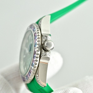 Reloj de Buceo Personalizado Exclusivo con Bisel Plateado Arcoíris y Esfera Verde, Correa de Goma Verde, Reloj Deportivo de Lujo Estilo Hip-Hop - Product Image 3