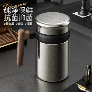 แก้วเก็บความร้อนไทเทเนียมพร้อมที่กรองชา สำหรับใช้ในสำนักงาน สีเงินคริสตัล - Product Image 1