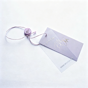 Accesorios de ropa personalizados con diseños elegantes y etiquetas colgantes de papel en relieve con el logotipo de la marca - Product Image 2
