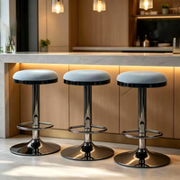 Tabouret de bar moderne bleu clair avec piètement en métal chromé noir, pivotant, hauteur réglable, avec repose-pieds pour pub et bar