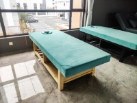 Table de massage professionnelle moderne pour salon de beauté et spa, avec cadre en bois et tissu en velours, éponge haute densité, durable, pour usage en spa et hôtel