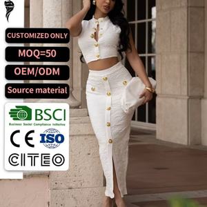 Ensemble deux pièces blanc texturé sur mesure OEM, haut court sans manches et jupe midi fendue à boutons dorés pour événements formels - Product Image 1