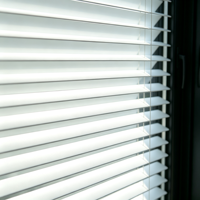 Fenêtres à persiennes en aluminium et verre, vitrage trempé, système de ventilation et de volets, projets de bâtiments commerciaux