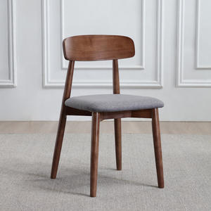 Silla de Comedor de Madera Maciza de Estilo Europeo, Diseño Moderno, Asiento Acolchado de Cuero Resistente, Acabado en Nogal, para Exteriores, Villas y Hoteles - Product Image 1