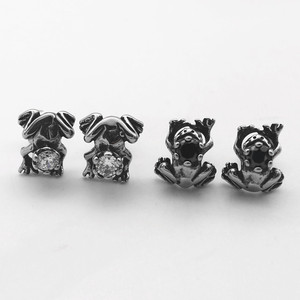 Pendientes de rana yunique de acero de titanio con circonita, forma de animal, joyería para fiesta, engaste de garra en blanco y negro - Product Image 2