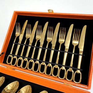 ชุดช้อนส้อมสแตนเลสสตีล 304 แบบตะวันตกสีทองสั่งทำพิเศษสำหรับขายส่ง - Product Image 1