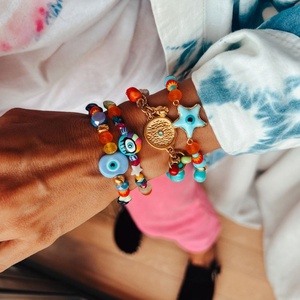 กำไลข้อมือลูกปัดคริสตัลแก้วสีสันแฟชั่นคลาสสิกสำหรับทุกเพศ ขายส่ง ไม่ลอก ไม่ดำ กันน้ำ - Product Image 4