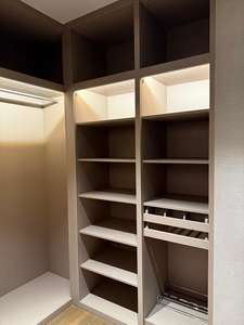 Cabina Armadio Moderna di Lusso su Misura con Illuminazione LED e Multi-Scomparti - Product Image 3