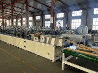 Machine de fabrication de protège-coins en carton pour papier