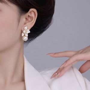 Boucles d'oreilles clous en perles de style Hong Kong plaquées or luxueuses, coupe princesse, motif floral élégant, accessoire haut de gamme - Product Image 4