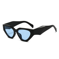 Lunettes de soleil œil-de-chat géométriques triangulaires tendance avec verres roses, protection UV, style INS, pour femmes