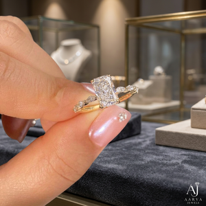 Anillo de Moissanita con Corte Esmeralda, Chapado en Oro, Engaste de Garras, Banda de Compromiso, Acento Ovalado Marquesa, Joyería de Boda - Product Image 1