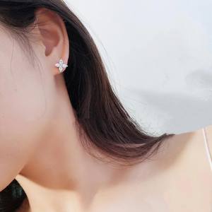 Boucles d'oreilles clous élégantes en zircon, faites à la main, de qualité supérieure - Argent sterling S925, base en argent plaqué or blanc 18 carats - Product Image 2