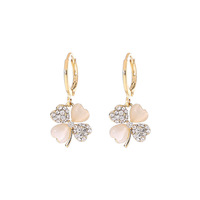 Boucles d'oreilles en forme de fleur à quatre feuilles pour un look simple et élégant
