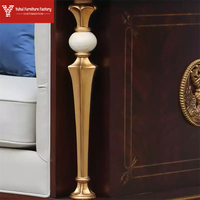 Ensemble de canapés Chesterfield en bois massif d'aspect européen, grand modèle trois places avec design durable pour le salon de la maison