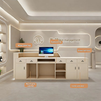 Comptoir de réception contemporain crème avec écran d'intimité angulaire et façade cannelée pour clinique et studio