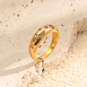 Anello Minimalista Vintage con Stella e Luna in Acciaio Inossidabile, Gioiello Elegante Ipoallergenico e Delicato sulla Pelle - Product Image 3