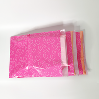 Enveloppes d'expédition auto-adhésives en polyéthylène imperméables à motif cœur rose personnalisées pour l'emballage de cadeaux, chaussures et chaussettes