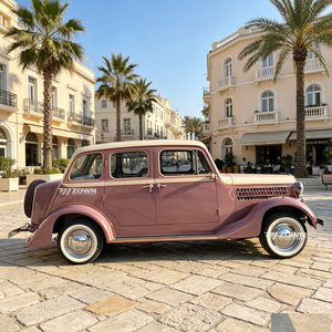 Voiture de tourisme électrique vintage, moderne et rétro, au look élégant et accrocheur, idéale pour l'accueil haut de gamme dans les centres de villégiature - Product Image 1