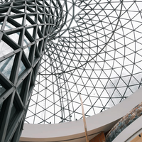 Structure en treillis d'acier pour hall d'exposition de supermarché sans colonnes, portée 30-150m, soudée et boulonnée, préfabriquée, résistante aux tremblements de terre et au vent