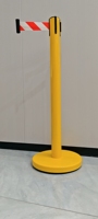 Barrière rétractable de 10 m avec poteau en acier peint et base en caoutchouc pour le contrôle des files d'attente, la gestion du trafic et la guidage des foules