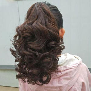 วิกผมหางม้าทรงลอนดอกแพร์ ยี่ห้อในประเทศ ขนาด 30 ซม. ทำจากเส้นใยทนความร้อนสูง ใช้งานง่าย ดูเป็นธรรมชาติ เพิ่มวอลลุ่ม พร้อมกิ๊บติดผม - Product Image 5