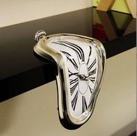 Horloge électronique rétro créative à effet de distorsion, horloge à effet de fusion de personnalité