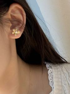 เครื่องประดับ UM เงินแท้ 925 ขายส่ง ต่างหูมุกธรรมชาติรูปดอกดาวเรือง สำหรับทุกเพศ/ผู้ชาย/ผู้หญิง ของขวัญสำหรับใช้ในชีวิตประจำวัน - Product Image 4