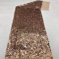 Tissu de dentelle de haute qualité multicolore en maille de tulle brodée de perles lourdes et de sequins pour robe de soirée